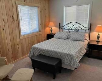 River Retreat w/ Kayaks, Firepits, Stars, No clean fee - Strasburg - Bedroom