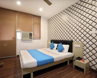 OYO 9230 Hotel Royal Brooks - Chandigarh - Bedroom