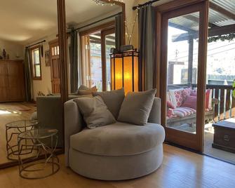Sparkling Gem Set Between Mountain and Ocean - Topanga - Living room