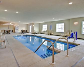Cobblestone Hotel & Suites Pulaski/Green Bay - Pulaski - Piscina