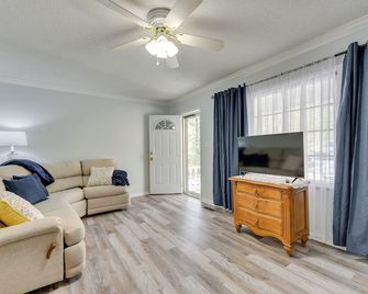 Rock Hill Cottage w/ Spacious Yard & Fire Pit! - Rock Hill - Living room