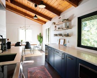 Modern hilltop chalet-style cabin @ Copake Lake - Hillsdale - Kitchen