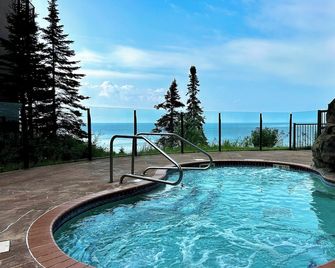 Lake Superior Two Queen Bed Studio~Pool/Hot tub-Burlington Bay - Two Harbors - Bazén