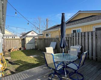 Little Blue on Second St! Cozy & close to the beach, pub, bar, and downtown! - Port Stanley - Patio
