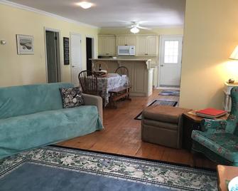 Private waterfront home with beautiful sunsets - Georgina - Living room