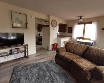 Little house in the woods but only 5 minutes from town! - Ladysmith - Sala de estar