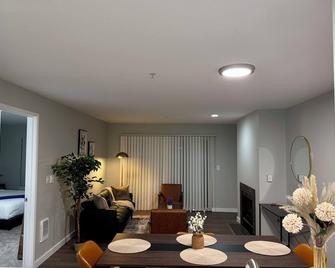 Spacious 2BR Apartment w/ queen bed, Fireplace & Patio. Near Downtown. - Seattle - Sala de estar