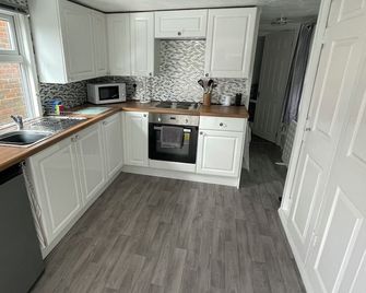 Private Tranquil One Bedroom Lodge With Parking and Outdoor Space. Pet Friendly! - Farnham - Küche