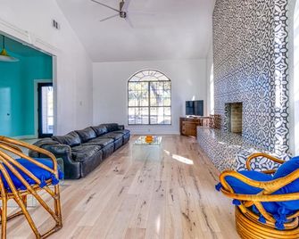 Frio River Cabins - Leakey - Living room