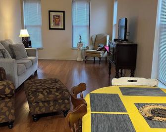 Spacious, Vibrant Downtown Apt Between Ann Arbor and Detroit - Milan - Sala de estar