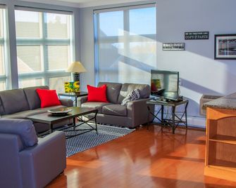 Walk to Fine Restaurants & Confederation Centre of The Arts. - Charlottetown - Wohnzimmer