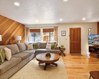 Idlewood Cabin - Newly Remodeled - Carnelian Bay - Living room