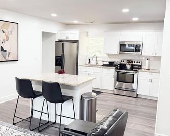 Quiet 4-Bed 2-Bath 10 Minutes Away from Downtown Charlotte - Charlotte