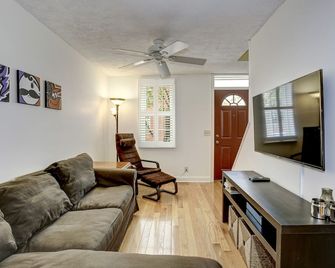 Classic Federal Hill Rowhouse - Baltimore - Living room