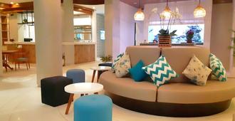 The Beach House Resort - Pemenang - Living room