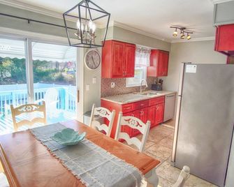 Gorgeous beach house with large pool & private beach, just 3 blocks away!! - Point Pleasant Beach - Dining room