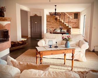 Neu! Ulenhuus Mecklenburgische Schweiz Laage Güstrow Rostock Port Bed And Breakfast - Pension -Ferienhaus - Familienurlaube Bis 10 Personen - Kuhs - Living room