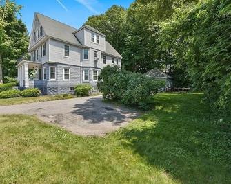 Cozy 2-bedroom apartment in charming Dedham - Legacy Mall with WiFi - Dedham - Building
