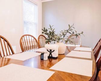 Beautiful Spacious 4 BR Retreat in Uptown with Fire Pit & Porch - Martinsville - Їдальня