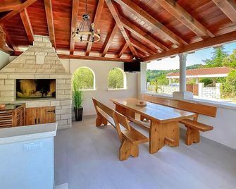 Stunning Apartment In Zrnovo With Wifi - Žrnovo - Dining room