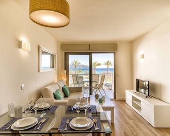 Apartment In Cala Millor, Modern, Directly On The Beach, Seaview, Wifi Incl, Up To 4 Pers. - Son Servera - Dining room