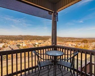Ozark Mountain views! Family! Quiet area! - Hollister - Balcony