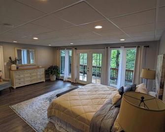 Stunning creekview home, centrally located. With all the extras. - Anchorage - Habitación