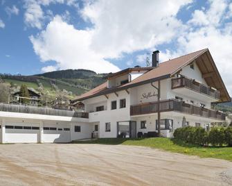 Holiday Apartment \'Stiflerhof Apt Edelweiss\' with Mountain View, Shared Garden & Wi-Fi - Pfalzen - Gebäude