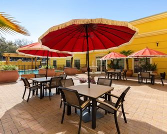 La Quinta Inn & Suites by Wyndham San Antonio Medical Ctr NW - סן אנטוניו - פטיו