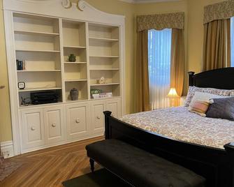 Stately Retreat with King sized bed. 1 1/2 baths! - Butler