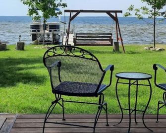 Waterfront Charmer!!! - Houghton Lake - Patio