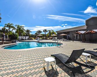 Holiday Inn Express & Suites Cocoa - Cocoa - Pool