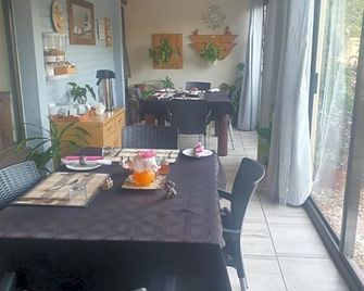 Dotjj B & B - بارل - غرفة طعام