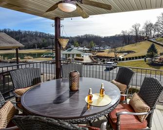 Birdie's Bliss 2BR Condo Sleeps 6 - Lake Ozark - Balcony