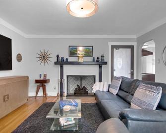 Midcentury Manor-Hot Tub & 5 Blocks To Town Center - Paso Robles - Oturma odası