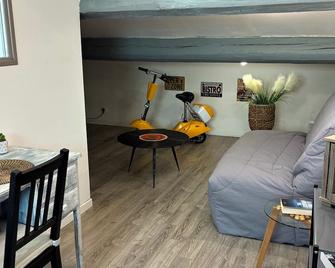 Cosy and relaxing atmosphere in St Zacharie, in the heart of the village. - Saint-Zacharie - Sala de estar