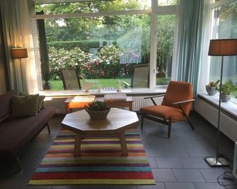 A very nice holiday bungalow, with a pretty garden around, near beach & sea - Oostkapelle - Вітальня