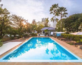 Isara Nai Yang Resort - Sakhu - Pool