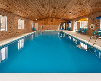 Baymont By Wyndham - Manistee - Manistee - Pool