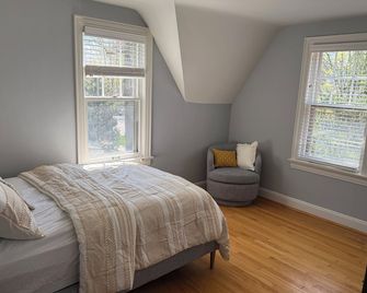 Gorgeous 4 bedroom house in Burns Park 10 min walk to the Big House! - Ann Arbor - Bedroom