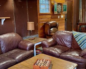 The Lakehouse on Long Lake - Campbellsport - Living room