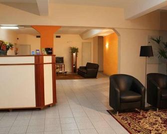 Euro Hotel - Curitiba - Front desk