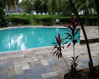 Pinang Beach Apartment @ Bayu Emas - George Town - Basen