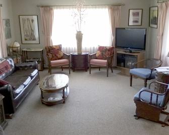 Central location. Your home away from home - Lewistown - Living room
