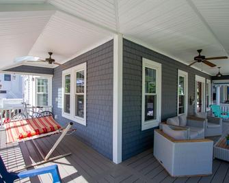 Beautifully renovated Victorian by the sea, 5 blocks from the beach. - Asbury Park - Patio