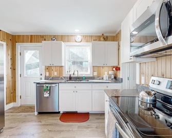 Charming Coastal Home with Harbor Views and Washer/Dryer - Gouldsboro - Cocina