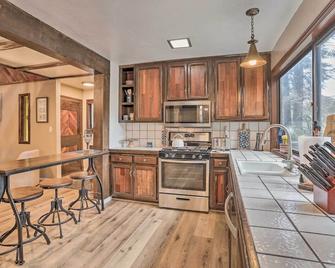 Woodsy Twin Peaks Getaway with Hot Tub and Views! - Twin Peaks - Kitchen