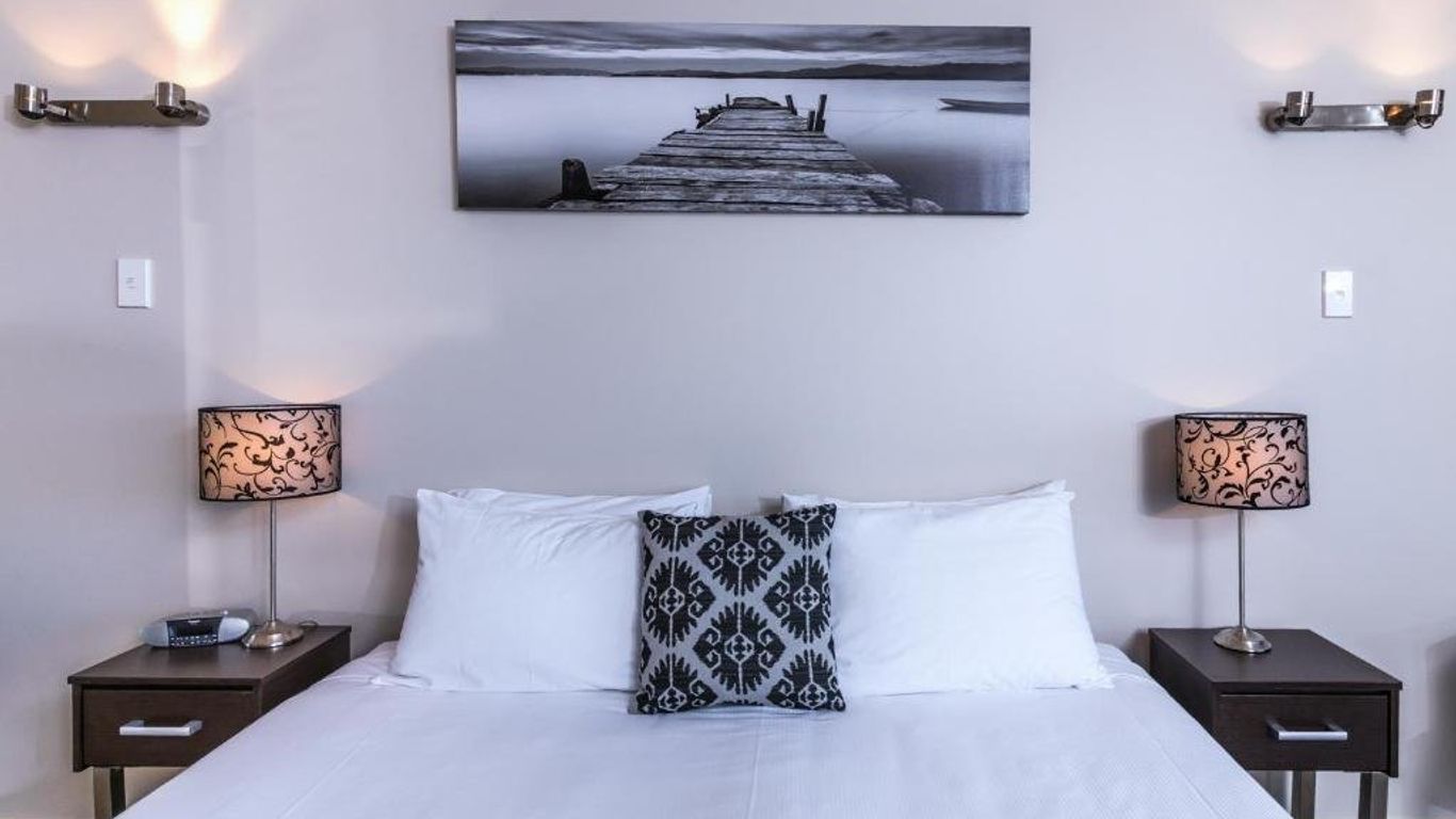 Twin Peaks Lakeside Inn