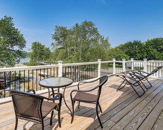 Dock and Backyard Bar Spacious Barnegat Bay Retreat - Waretown - Balcón