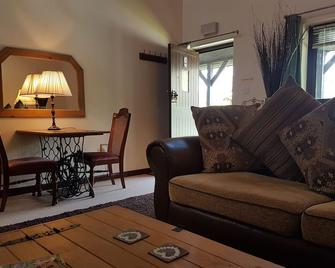 Miltons Country Lodge - Bristol - Living room